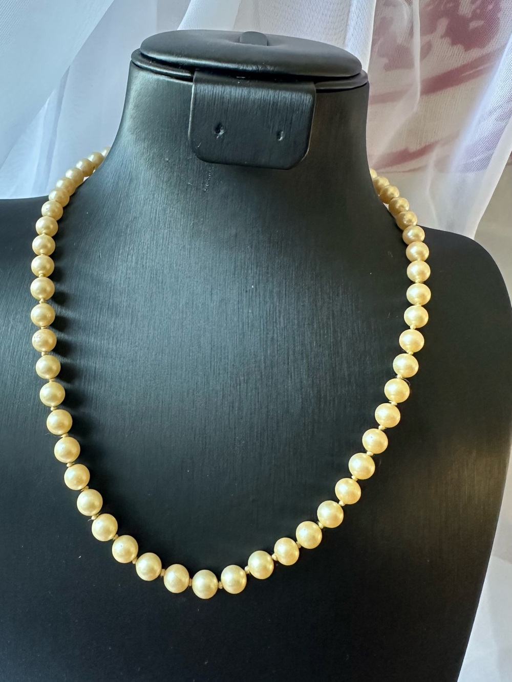 Elegant Cream Pearl Necklace – Lustrous Strand for Refined Style